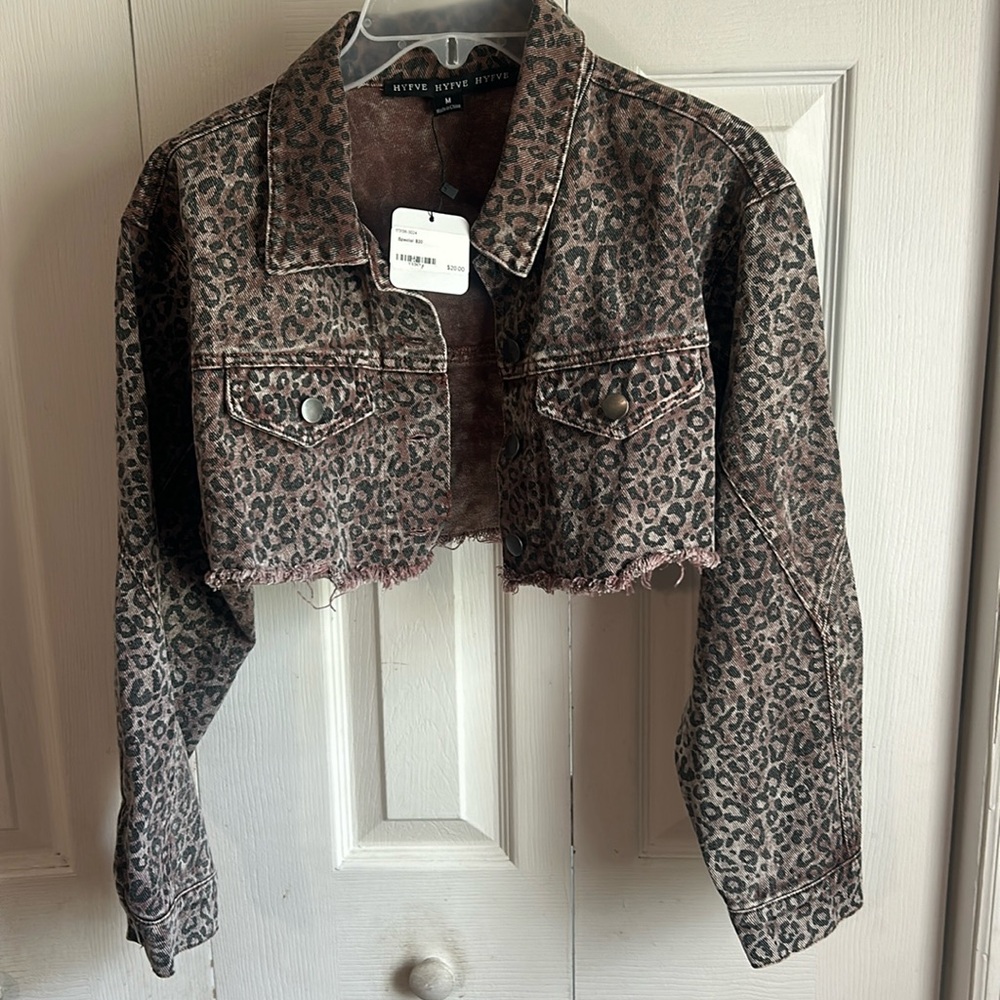Cropped Animal print jacket 💕.    Medium